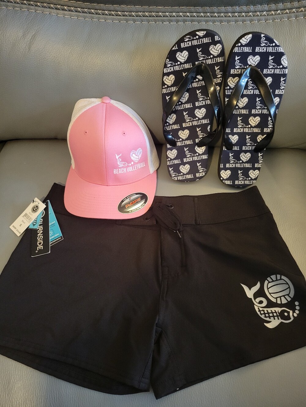 Black Boardshorts + Pink "I love beach volleyball hat" + flip flops